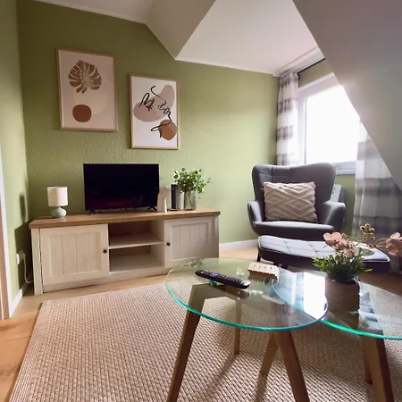 Kleine, Gemuetliche Dachwohnung Mit Viel Charme Lägenhet