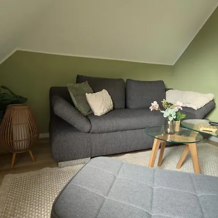 Kleine, Gemuetliche Dachwohnung Mit Viel Charme *