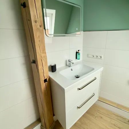 Kleine, Gemuetliche Dachwohnung Mit Viel Charme *